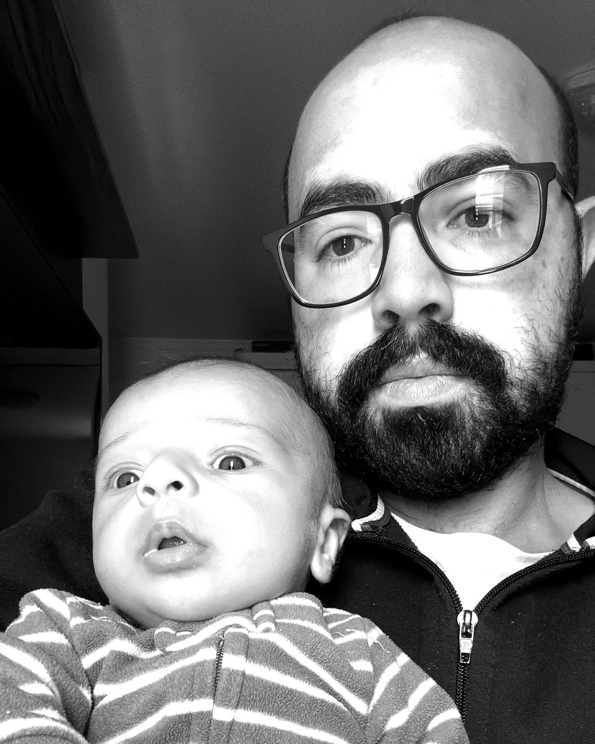 Eduardo com o filho Antoni no colo